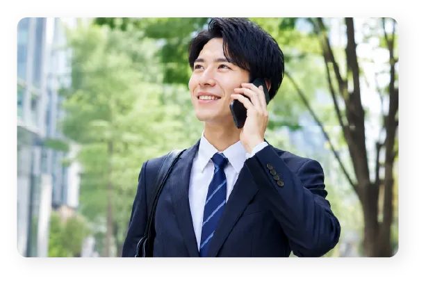 外出先で電話をする男性
