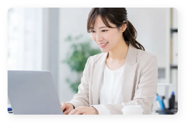 パソコンで受付内容を確認する女性