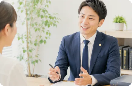 相談対応をする士業の男性