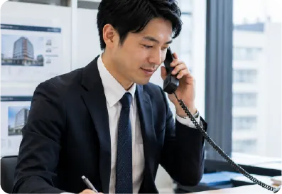 電話対応をする不動産会社の男性