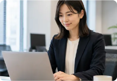 パソコンで仕事をする女性