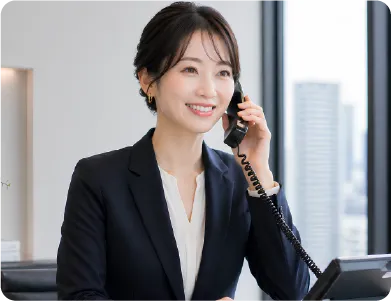 電話応対をする女性