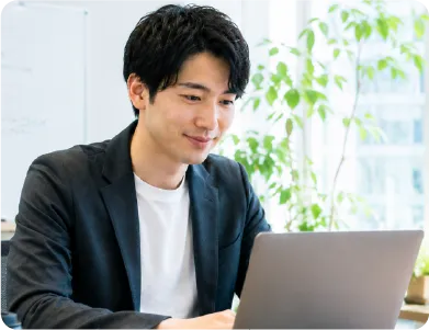 ノートパソコンで仕事をする男性