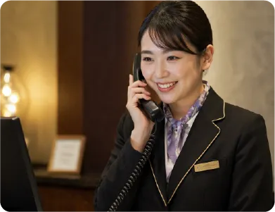 電話応対をするホテルスタッフ