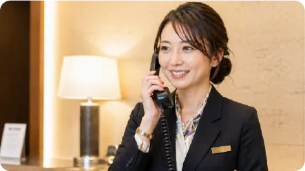 外国人のお客様からの電話に対応するホテルスタッフ